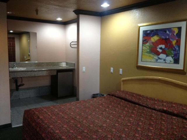 All 8 Motel Azusa Room photo